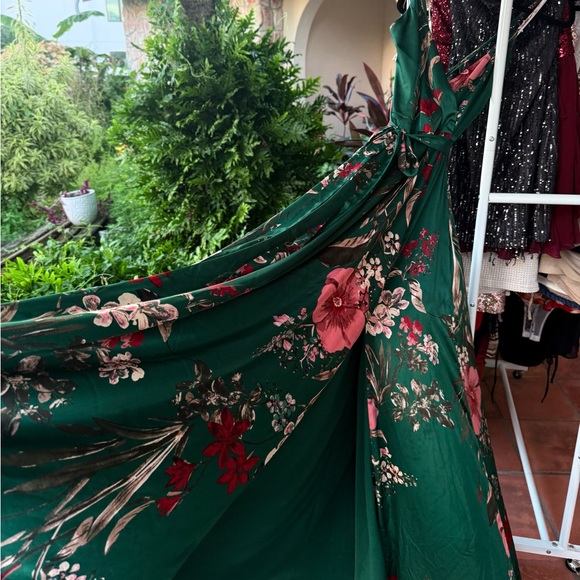 NWT LULU’S Silky Emerald Floral Maxi Slit Dress (Size M) - Picture 12 of 17